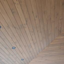 Внутренняя отделка доской из древесины кедра